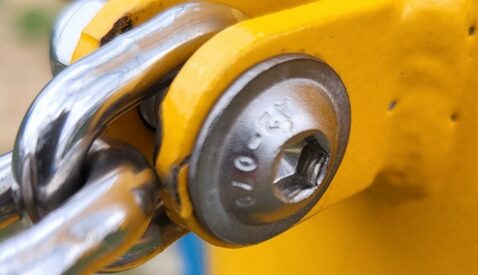 Stal nierdzewna a&nbsp;kwasoodporna w&nbsp;elementach złącznych – jak je odróżnić?