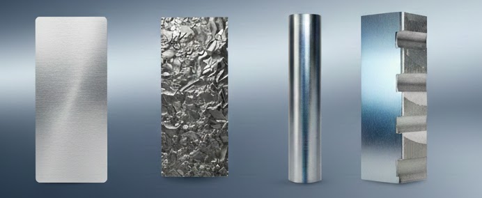 Cztery próbki stali nierdzewnej, przedstawiające różne rodzaje lub tekstury