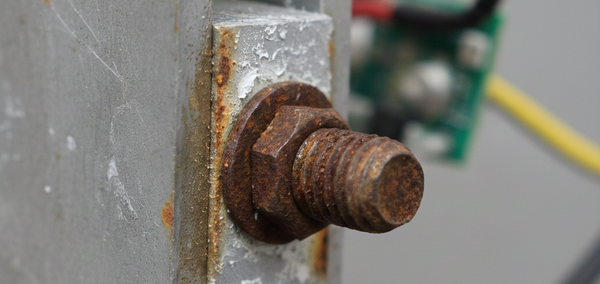 korozja galwaniczna, zardzewiała śruba stalowa łączona z aluminium