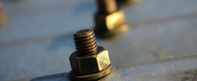 Grafika przedstawiająca połączenie belki stalowej ze śrubami HV SB